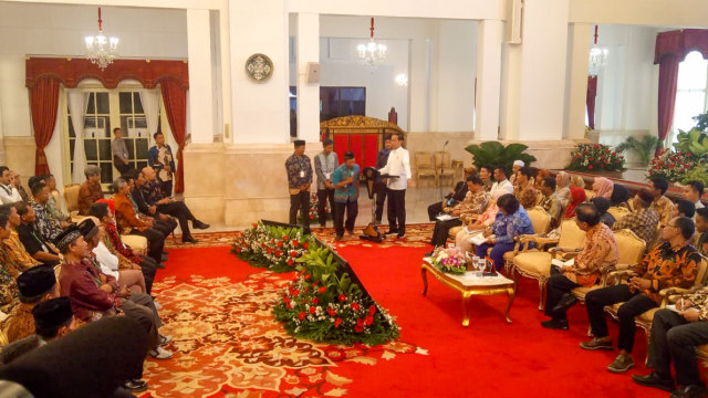 Presiden Joko Widodo menerima masyarakat Perhutan Sosial di Istana Negara. Foto: Fahrian Saleh/kumparan