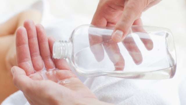 Kegunaan Baby Oil untuk Bayi Baru Lahir (99579)