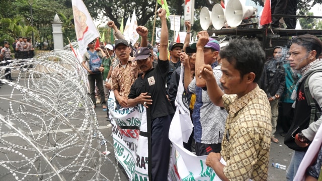 Sejumlah petani berunjuk rasa di kawasan Istana Merdeka, Jakarta, Kamis (10/10/2019). Foto: Iqbal Firdaus/kumparan