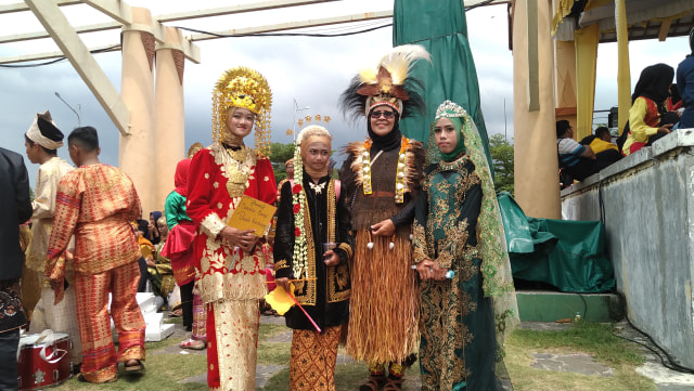 Ragam Pakaian Adat Nusantara Warnai Pawai Budaya di Karimun