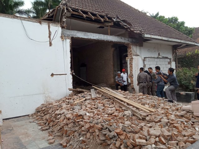 Bagian belakang rumah bekas milik Bung Tomo yang dibongkar. Foto: Rezza Doa Lathanza/tugumalang.id 