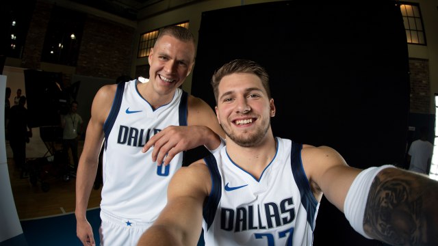 Kristaps Porzingis (kiri) bersama Luka Doncic. Foto: Jerome Miron-USA TODAY Sports