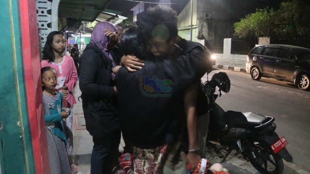Sugiono, bersama keluarganya saat disambut kedua orangtuanya di depan Gang Koplakaan Keluarahan Mlangsen RT 001 RW 001 Kecamatan Blora. Kamis (10/10/2019)