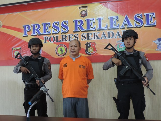 Tersangka kasus 'Mayat Kerangka' mengenakan baju tahanan Polres Sekadau. Foto: Dina Mariana/Hi!Pontianak