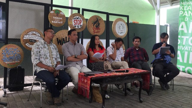 Konferensi Pers Walhi terkait kematian aktivis HAM Golfrid Siregar di WALHI, Jakarta Selatan, Kamis (10/10/2019). Foto: Darin Atiandina/kumparan