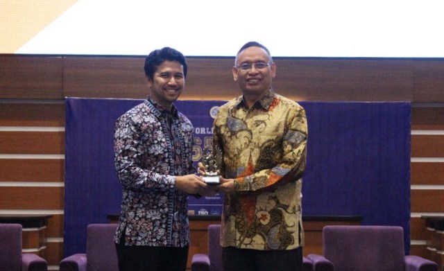 Wagub Jawa Timur Emil Elestianto Dardak dan Rektor Unair Prof. Dr. Mohammad Nasih usai Seminar Nasional Antisipasi dan Penanganan Bencana, Rabu (8/10/2019)