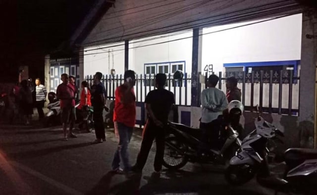 Sejumlah anggota Satreskrim Polres Probolinggo Kota menggali informasi di TKP perampokan