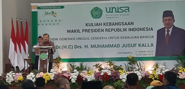 Wakil Presiden RI, Jusuf Kalla (JK), saat memberikan materi dalam Kuliah Kebangsaan di Yogyakarta, Kamis (10/10/2019). Foto: len