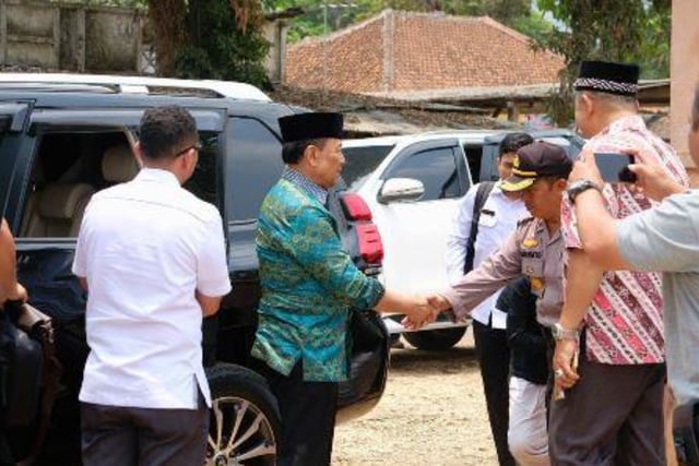 Menkopolhukam Wiranto saat tiba di Alun-alun Banten, sesaat sebelum orang tak dikenal mencoba menusuknya menggunakan gunting. (Foto: istimewa)