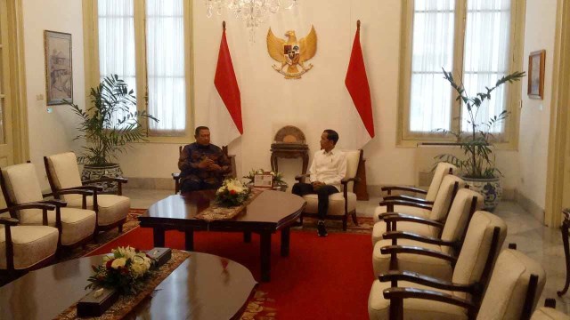 Susilo Bambang Yudhoyono (kiri) lengan panjang bertemu dengan Presiden Jokowi di Istana Merdeka. Foto: Fahrian Saleh/kumparan