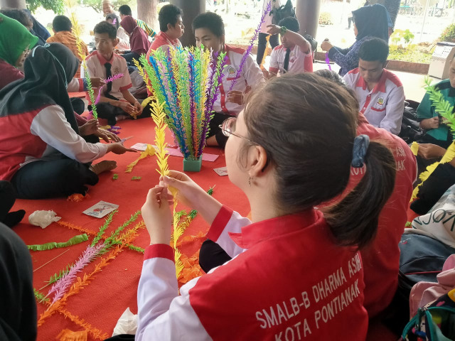 Anak-anak berkebutuhan khusus dai SMALB-B di Pontianak membuat kembang manggar. Foto: Lydia Salsabilla/Hi!Pontianak