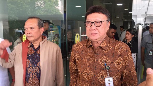Menteri Dalam Negeri, Tjahjo Kumolo (kanan)di RSPAD, Jakarta.  Foto: Muhammad Darisman/kumparan 