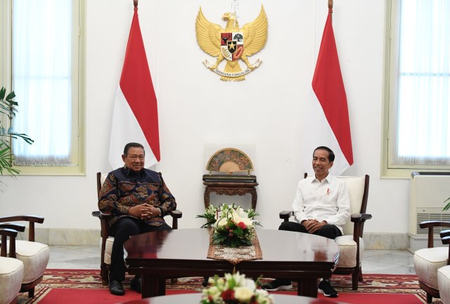 Presiden Joko Widodo (kanan) berbincang dengan Presiden ke-6 RI Susilo Bambang Yudhoyono dalam pertemuan di Istana Merdeka, Jakarta, Kamis (10/10/2019).  Foto: ANTARA FOTO/Puspa Perwitasari 