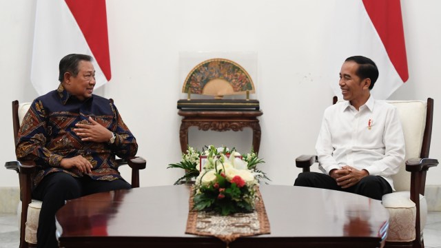 Presiden Joko Widodo (kanan) berbincang dengan mantan Presiden Susilo Bambang Yudhoyono dalam pertemuan di Istana Merdeka, Jakarta, Kamis (10/10/2019).  Foto: ANTARA FOTO/Puspa Perwitasari 