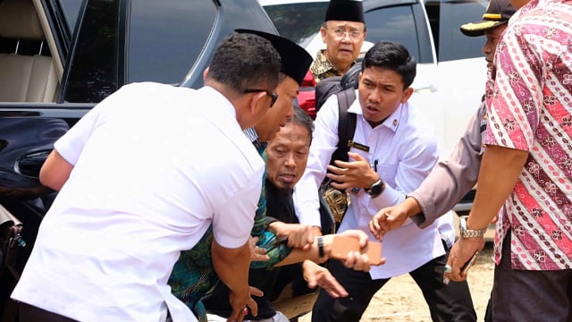 Menko Polhukam Wiranto (kedua kiri) diserang orang tak dikenal dalam kunjungannya di Pandeglang, Banten, Kamis (10/10/2019).  Foto: ANTARA FOTO/Dok Polres Pandeglang