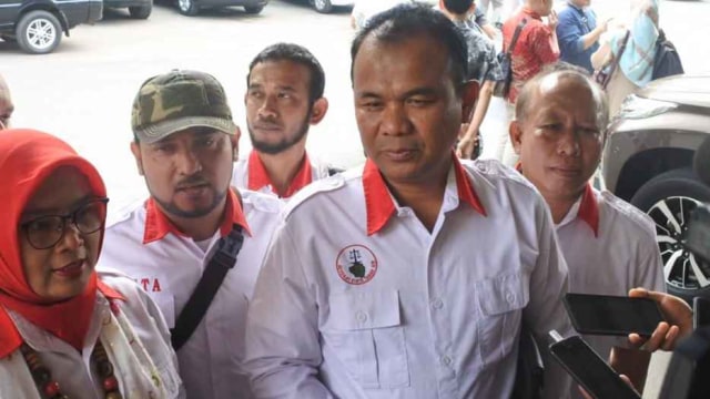 Ketua Media Center PA 212 Novel Bamukmin (dua kiri) dan kuasa hukumnya, Krist Ibnu (tiga kiri) di Polda Metro Jaya, Jakarta Selatan, Kamis (10/10).  Foto: Fachrul Irwinsyah/kumparan