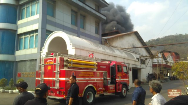 Dua mobil pemadam sudah dikerahkan untuk memadamkan kebakaran di Pabrik BW, Kamis (10/10) | Foto : Sidik Aryono/Lampung Geh