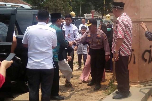 Menko Polhukam Wiranto (kedua kiri) turun dari mobil sebelum diserang orang tak dikenal dalam kunjungannya di Pandeglang, Banten, Kamis (10/10/2019).  Foto: ANTARA FOTO