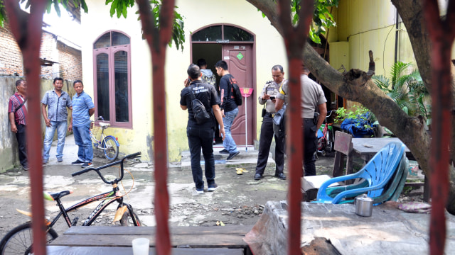 Polisi melakukan pemeriksaan rumah keluarga pelaku penyerangan Menko Polhukam Wiranto di desa Tanjung Mulia Hilir Medan Deli, Kota Medan, Sumatetera Utara. Foto: ANTARA FOTO/Septianda Perdana