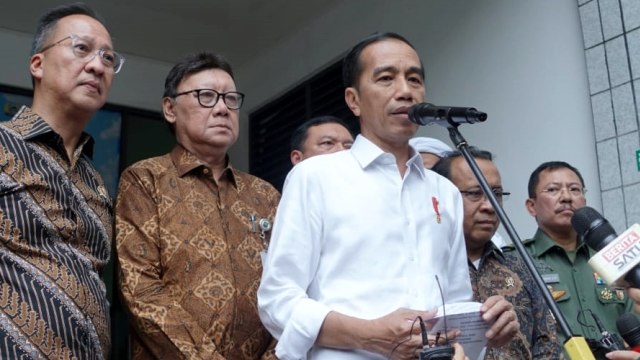 Presiden Joko Widodo memberikan keterangan pers di RSPAD, Jakarta, Kamis (10/10/2019). Foto: Helmi Afandi/kumparan