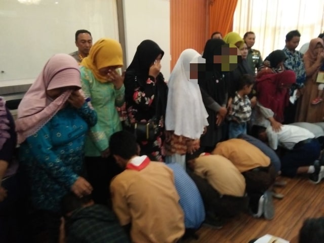 Anggota geng Jawara Kampung dan All Star bersimpuh di kaki ibunda untuk meminta maaf. Foto-foto: Amanah Nur Asiah/Basra