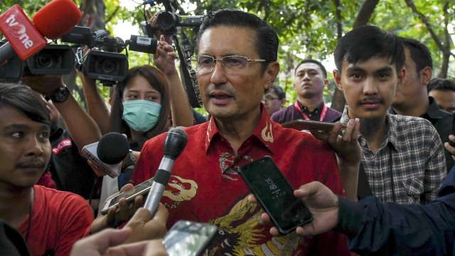 Wakil Ketua MPR Fadel Muhammad menjawab pertanyaan wartawan saat tiba di kediaman Presiden ke-5 RI Megawati, di Jakarta, Kamis (10/10/2019). Foto: ANTARA FOTO/Nova Wahyudi