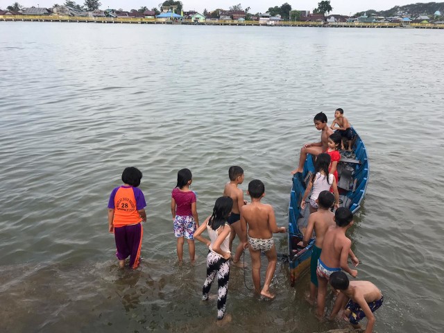 Foto Melihat Keseruan Anak Anak Mandi Di Sungai Kapuas Saat Jernih Kumparan Com