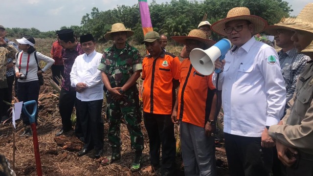 KEPALA Badan Restorasi Gambut (BRG), Nazir Foead (pegang toa) di lahan gambut Pulau Rupat, Kabupaten Bengkalis, Riau, Kamis, 10 Oktober 2019. 