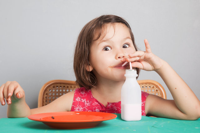 com-Ilustrasi anak minum susu dan makan sehat. Foto: Shutterstock