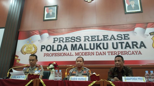 Konferensi pers yang dihadiri oleh Dirlantas Polda Malut, Kabid Humas Polda Malut, dan Kabapenda Malut di Aula Mapolda. Foto: Rizal Syam/cermat