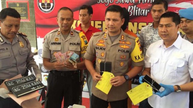 Kapolres Blitar AKBP Budi Hermanto membeberkan barang bukti kejahatan polisi gadungan yang ditangkap timnya