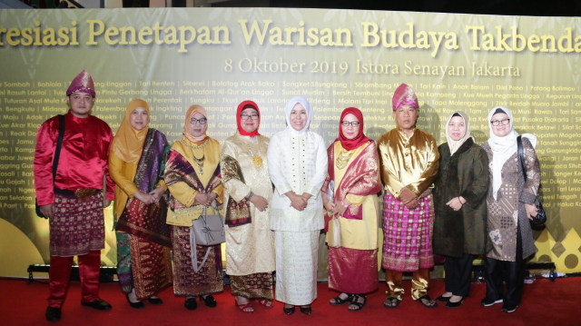 Wakil Wali Kota Palembang, Fitrianti Agustinda bersama jajaran saat menerima penghargaan dalam kegiatan penetapan warisan budaya takbenda. (foto: Humas Pemkot Palembang)