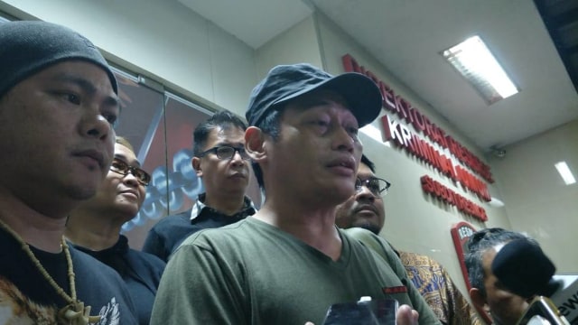 Relawan Jokowi Ninoy Karundeng di Polda Metro Jaya, Jakarta Selatan, Kamis (10/10). Foto: Fachrul Irwinsyah/kumparan