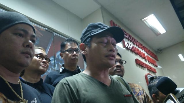 Relawan Jokowi Ninoy Karundeng di Polda Metro Jaya, Jakarta Selatan, Kamis (10/10). Foto: Fachrul Irwinsyah/kumparan