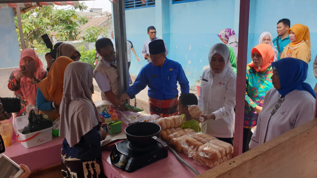 Wakil Wali Kota Palembang, Fitrianti Agustinda bersama jajaran Pemkot Palembang saat melakukan sidak ke sejumlah kantin di sekolah. (foto: Humas Pemkot Palembang)