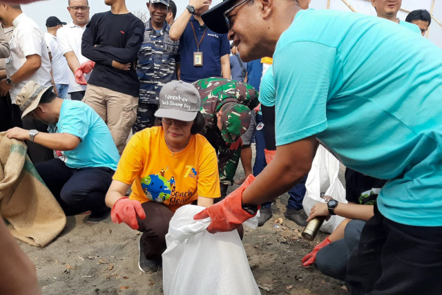 Menteri Keuangan Sri Mulyani dalam kegiatan Beach Clean Up Day di Pantai Tanjung Pasir, Tangerang, Banten, Jumat (11/10). Foto: Nurul Nur Azizah/kumparan
