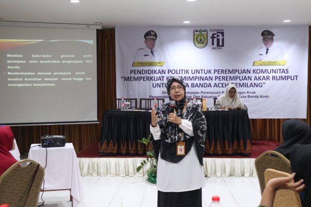 Media Yulizar saat pelatihan politik kepada perempuan gampong di Kota Banda Aceh. Dok. Flower Aceh