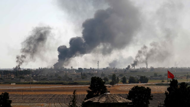 Suasana kota Tel Abyad, Suriah, saat mendapatkan serangan dari Turki. Foto: Reuters