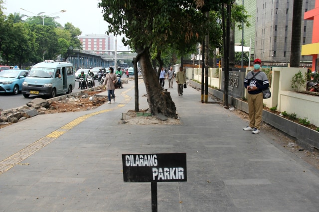 Tanda dilarang parkir di trotoar Jalan Kramat Raya, Jakarta Pusat, Jumat (11/10/2019). Foto: Nugroho Sejati/kumparan