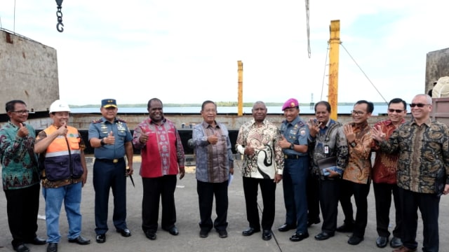 Menko Perekonomian, Darmin Nasution (kelima kanan) saat meresmikan beroperasinya Kawasan Ekonomi Khusus (KEK) Sorong di Papua, Barat. Foto: Dok. Kemenko Perekonomian