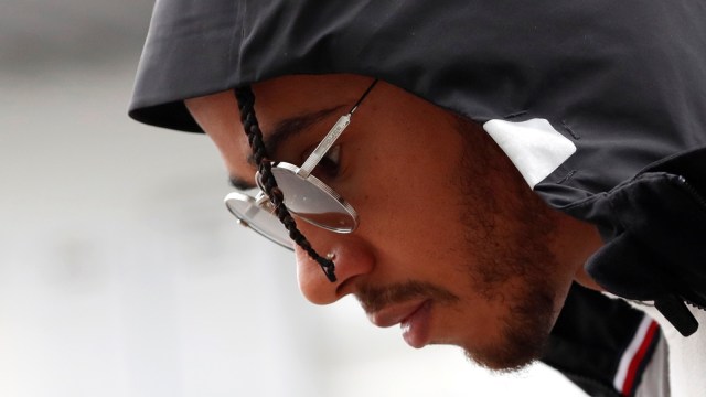 Lewis Hamilton merenung jelang sesi latihan bebas GP Formula 1. Foto: Reuters/Issei Kato