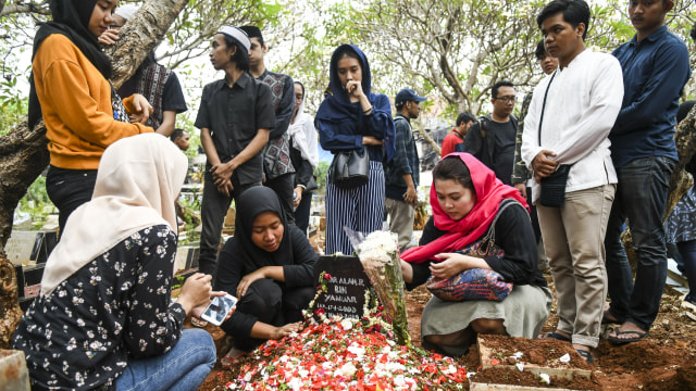 Keluarga dan kerabat menghadiri prosesi pemakaman korban demo ricuh Akbar Alamsyah di TPU kawasan Cipulir, Kebayoran Lama, Jakarta, Jumat (11/10/2019). Foto: ANTARA FOTO/Galih Pradipta