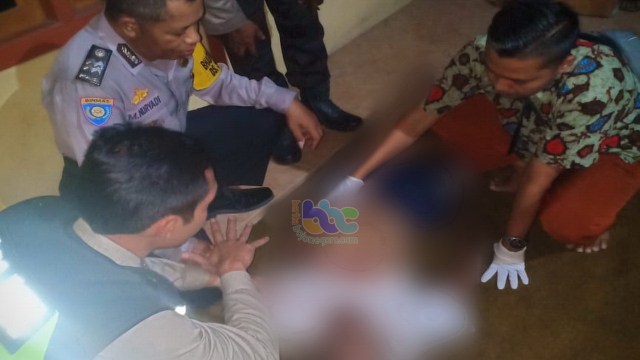Petugas saat lakukan identifikasi dan olah TKP, kematian Ngadiyo (57) warga Jogjakarta, yang meninggal dunia di rumah Sugiman (60), di Desa Sukorejo Kecamatan Tambakrejo Bojonegoro. Kamis (10/10/2019)