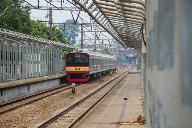 KRL Commuterline yang melintasi di stasiun Buaran Lama yang sudah tidak melayani penumpang, Jumat (11/10/2019). Foto: Nugroho Sejati/kumparan