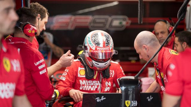 Charles Leclerc di paddock Ferrari Sirkuit Suzuka. Foto: AFP/Behrouz Mehri