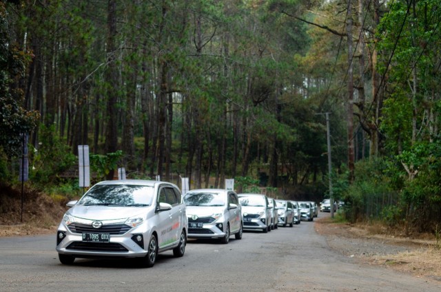 Sejumlah unit test New Daihatsu Sigra sedang melewati kawasan Lembang, Bandung Jawa Barat. Foto: Astra Daihatsu Indonesia