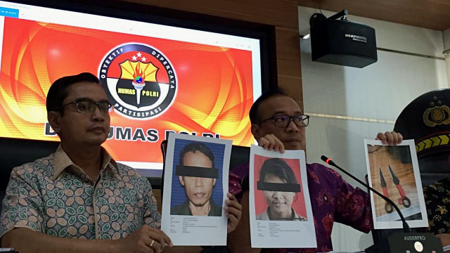 Polisi tampilkan foto Syahril Alamsyah dan Fitri Andriana pelaku penusukan menkopolhukam Wiranto. Foto: Mirsan Simamora/kumparan