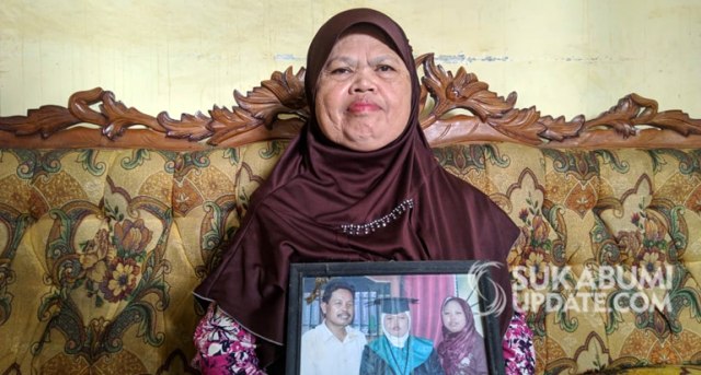 Aas Salamah (58 tahun) menunjukkan foto anak pertamanya EM (32 tahun) yang kini masih berada di Arab Saudi. | Sumber Foto:Oksa BC.