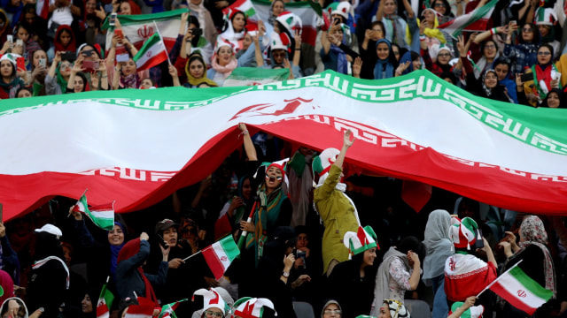 Para perempuan menyaksikan pertandingan Timnas Iran untuk pertama kalinya dalam 40 tahun. Foto: Reuters