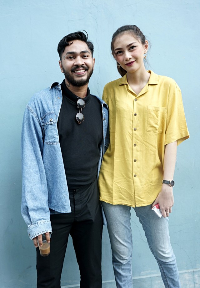 Aktor sekaligus musisi Onadio Leonardo dan istrinya Beby Prisillia saat ditemui dikawasan Tendean, Jakarta, Jumat, (11/10). Foto: Ronny